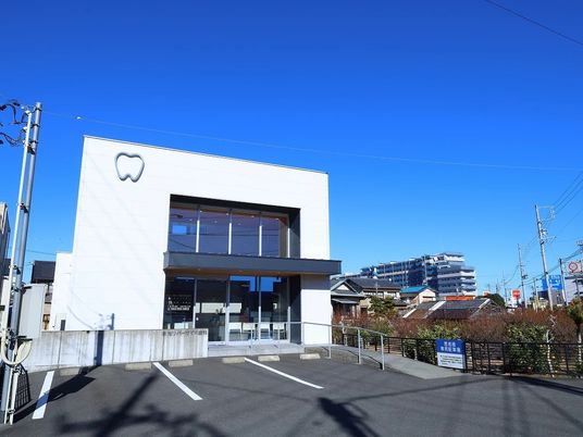 白い外観の建物  
