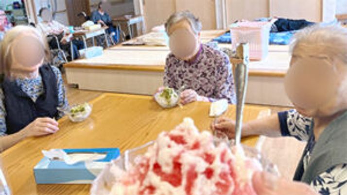 楽しそうな食事風景