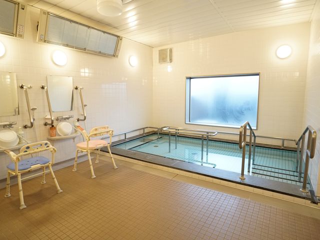清潔な浴室の風景 浴室 清潔で明るい浴室が備えられ、入浴時に必要なサポートが整っています。安全に配慮された多機能な設備が利用者の快適さを支えます。