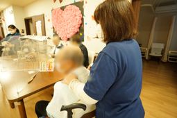 スタッフがケアを提供