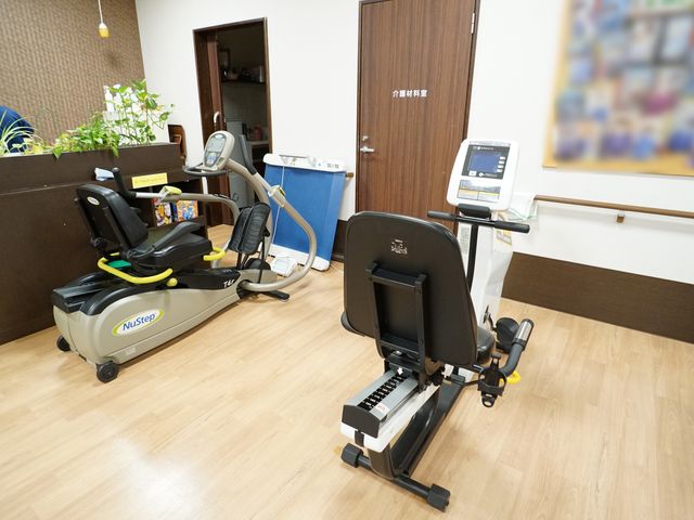 トレーニング機器の配置 共有スペース 最新のトレーニング機器が整った設備です。利用者の身体機能の向上を支えるお仕事に携わってみませんか。