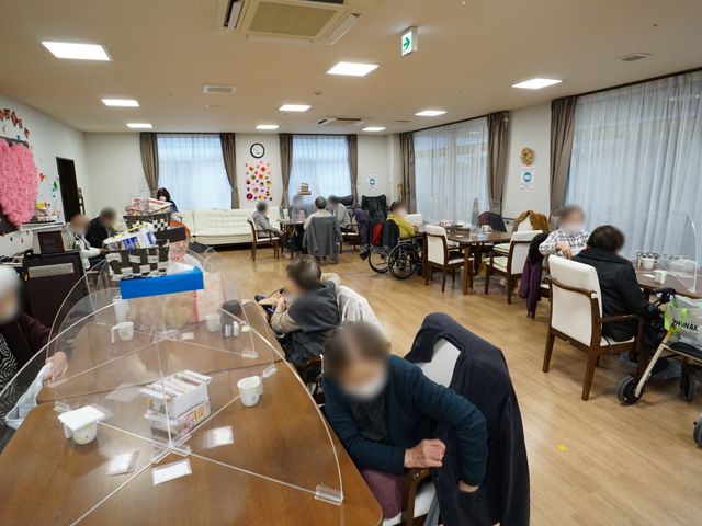 共有スペースでの日常風景 共有スペース ゆったりとしたソファやテーブルが配置された共有ラウンジです。親しみやすい空間でのふれあいが、暮らしの豊かさを支えます。