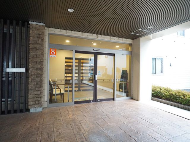 エントランスの自動ドア 玄関 ゆとりのある開放的な入り口は、自動のガラスドアが設けられており、出入りが容易です。