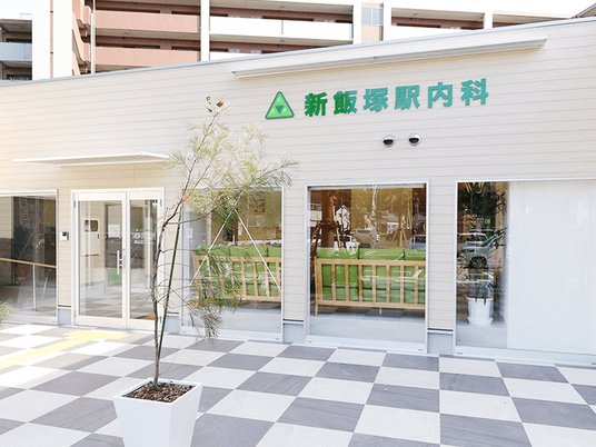 明るい外観と出入口  