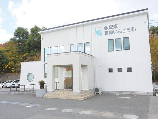白い建物の外観  