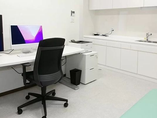 明るい診察用の部屋  