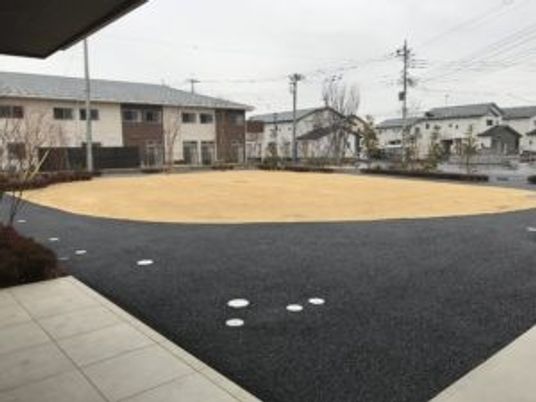 広い舗装の中庭  