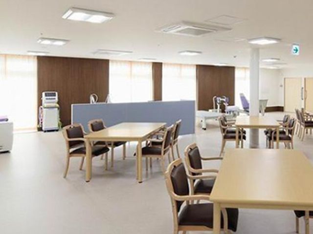 運動器具のある広々とした部屋 機能訓練室 自然光がたっぷり入る広々とした空間です。運動器具が設置されており、居心地の良い環境で身体を動かせます。