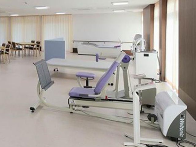 機能訓練室 機能訓練室 窓から自然光が差し込む明るい空間で、ゆったりとしたトレーニングが行えます。
