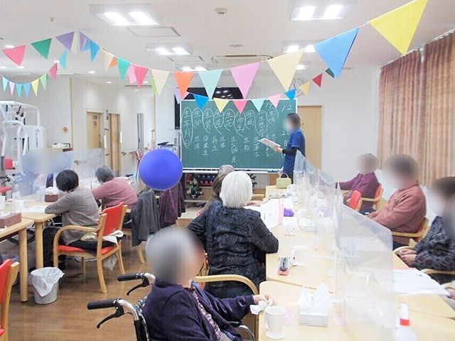 楽しく活動する多目的室 多目的室 色とりどりの装飾が施された室内で、多くの人がリラックスしながら交流を楽しんでいます。