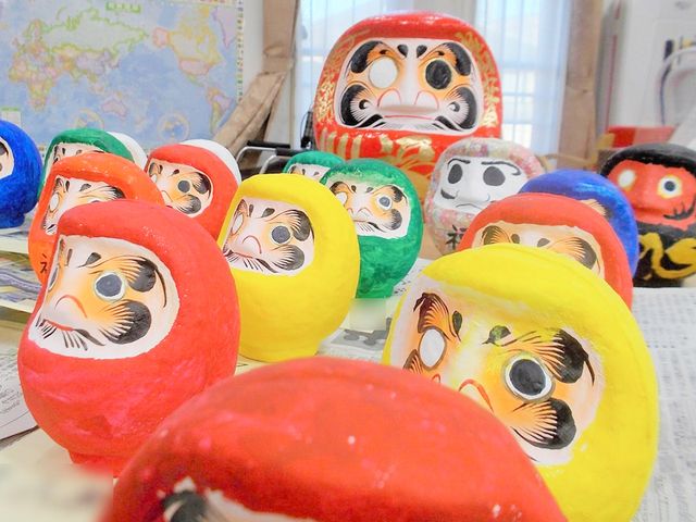 元気な色とりどりのだるま 多目的室 色鮮やかなだるまが並ぶ空間で、入居者の創作活動が活発に行われています。