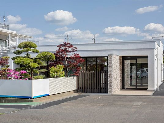 庭付き施設の外観  