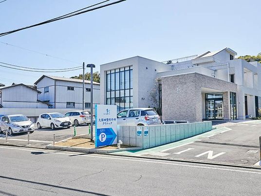 外観と駐車場  