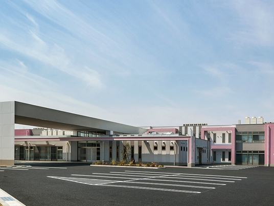 施設外観と駐車場  