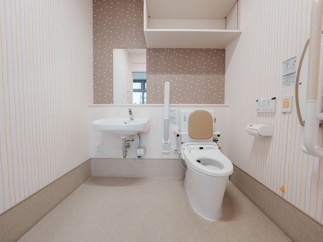 安全に配慮されたトイレ トイレ 広々とした明るいトイレで、手すりが設置されており、安心してご利用いただけます。