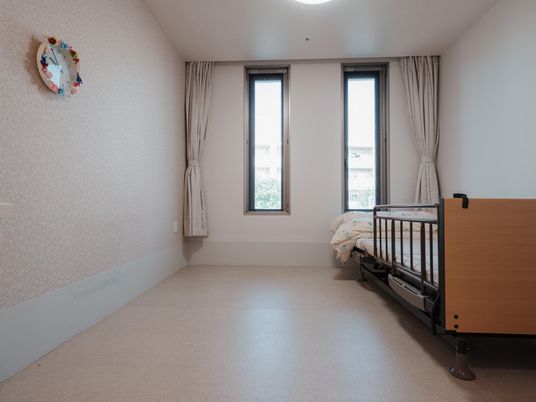 明るい個室の居室