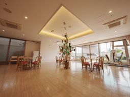 光の差し込む広間