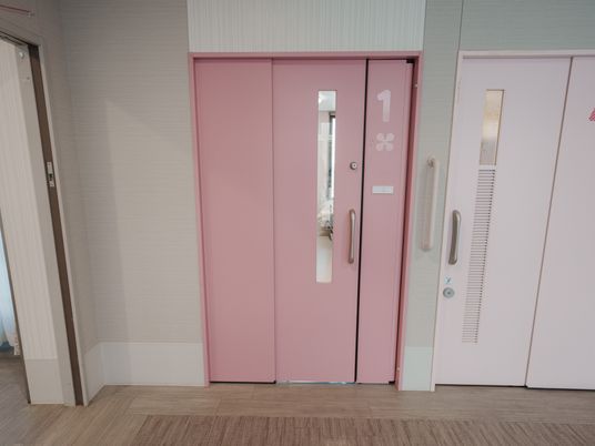 優しい色合いの扉