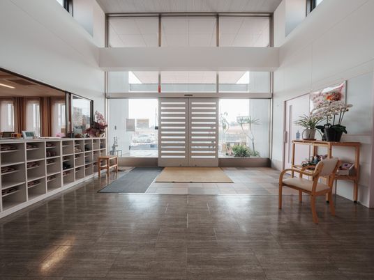 光が差し込むエントランス