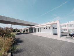 青空の下にある建物