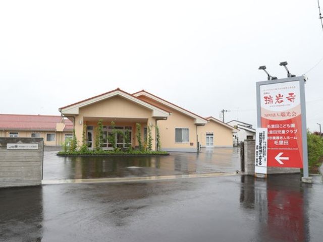 施設の外観正面 外観   平屋建ての落ち着いた外観で、雨の日でも建物全体の様子が見やすいです。敷地入口には案内看板があり、来訪時の導線が分かりやすいです。