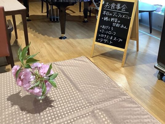 食事会の掲示と花の食堂  