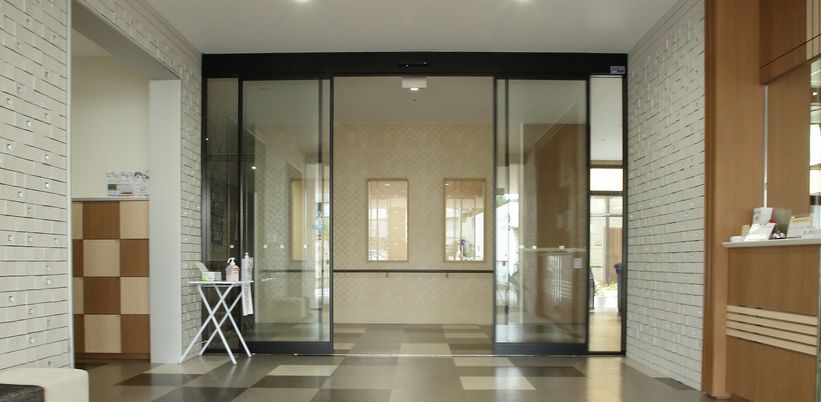 明るい玄関の内観