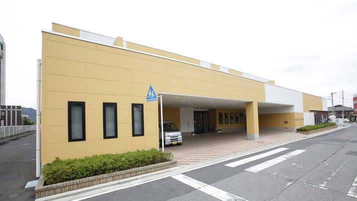 黄色い壁の外観