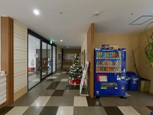 クリスマス装飾のある廊下