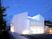 白い建物の外観  