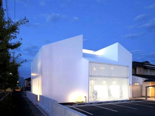 白い建物の外観  