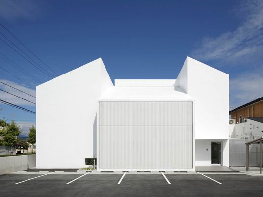 白い外観の建物  