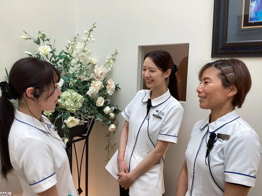 笑顔で話すスタッフの廊下  