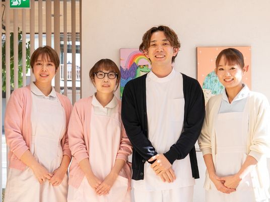 笑顔のスタッフが並ぶロビー  