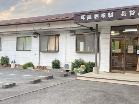 施設の外観と入口  