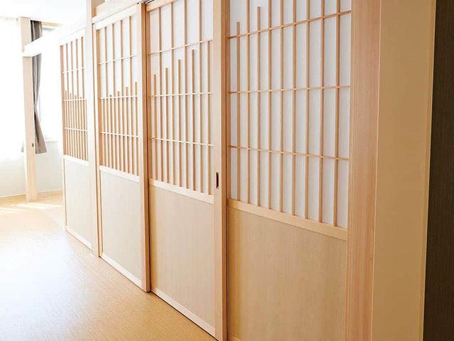 木製のドアが並ぶ廊下 廊下 自然光がたっぷり差し込む明るい廊下です。木の温もりを感じられ、落ち着いた雰囲気が魅力です。