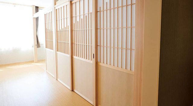 木製のドアが並ぶ廊下