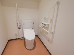 手すり付きトイレ  