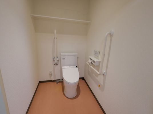 手すり付きトイレ  