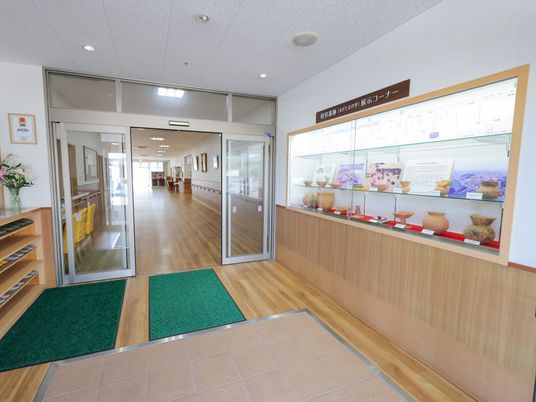 展示コーナーのある玄関  