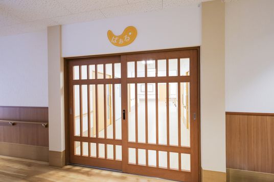 明るい廊下の出入口  