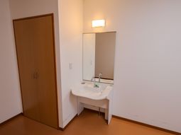 洗面台のある廊下  