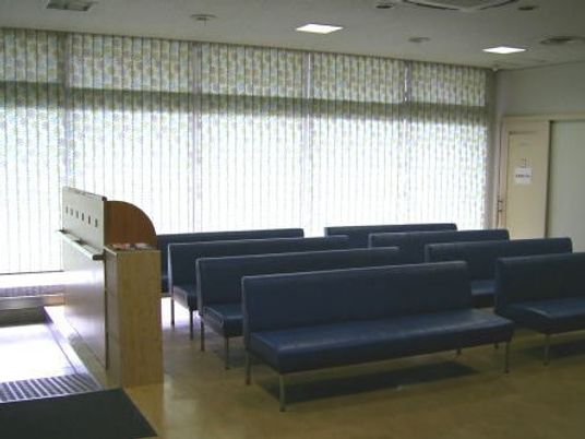 ソファが並ぶ待合室  