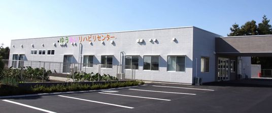 白い建物の外観