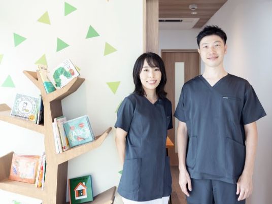 笑顔のスタッフが立つ廊下  