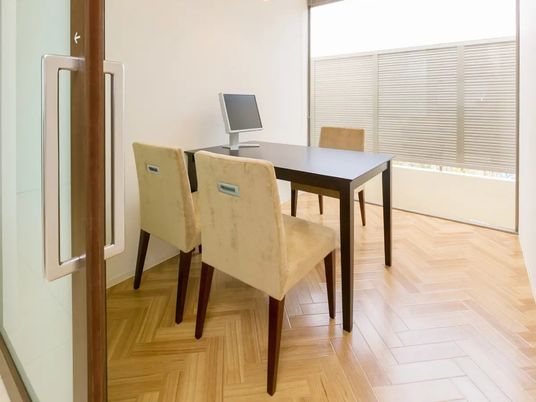 明るい食堂の出入口  