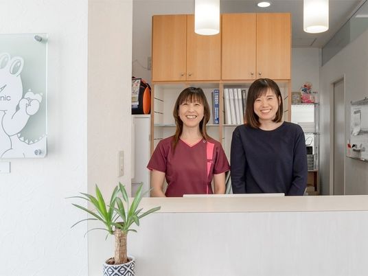 笑顔のスタッフが立つフロント