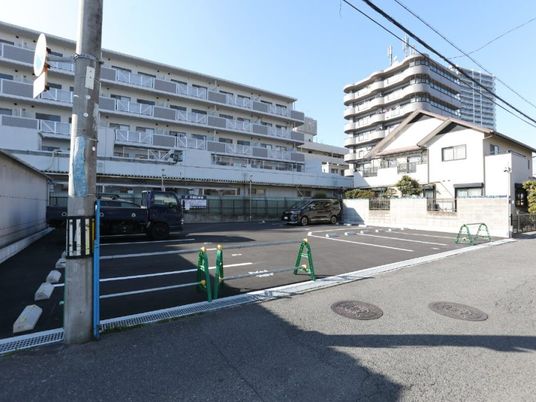 建物前の駐車場外観  