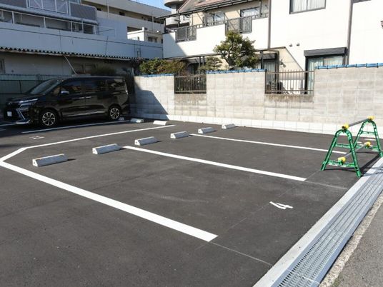 駐車場と外壁  