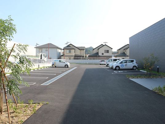 駐車場のある外観  